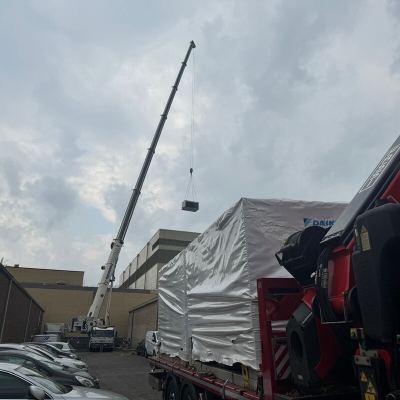 Next step of the plant replacement program for a good client in Oxford, replacement of a 450kw Dry air cooler with HP mist adiabatic, three old Trane condensers out with 2 replacement Daikin 600kw units back in. A total of 11 lifts in 1 day. Client only able to give a four day window to shut the equipment down to and be up and running by 5pm on Monday. All involved really pulled a great shift in and met the deadline. #Daikin #Thermokey #forrestindustrial #deadlineday #dryaircooler #morrisandyoungmechanical #MYmechanical #oxford #crane #happyclient #mechanical #airconditioning #teameffort